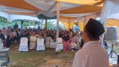 Emak-emak Rela Hujan-hujanan Menghadiri Kampanye Suwai